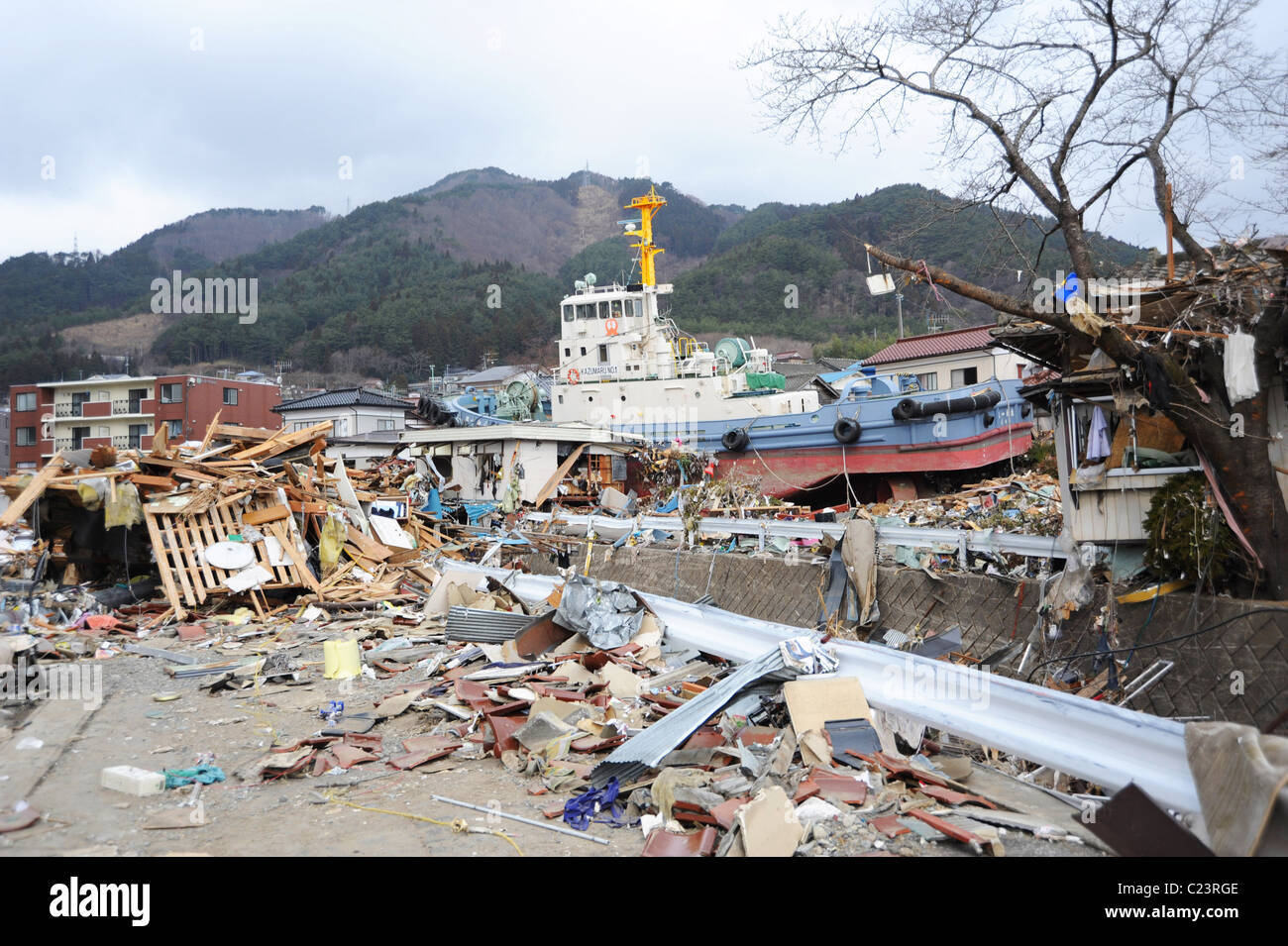 OFUNATO, Japan (15. März 2011) ein Schlepper Boot ist unter Trümmern in Ofunato, Japan nach einem Erdbeben der Stärke 9,0 und dem tsunami Stockfoto