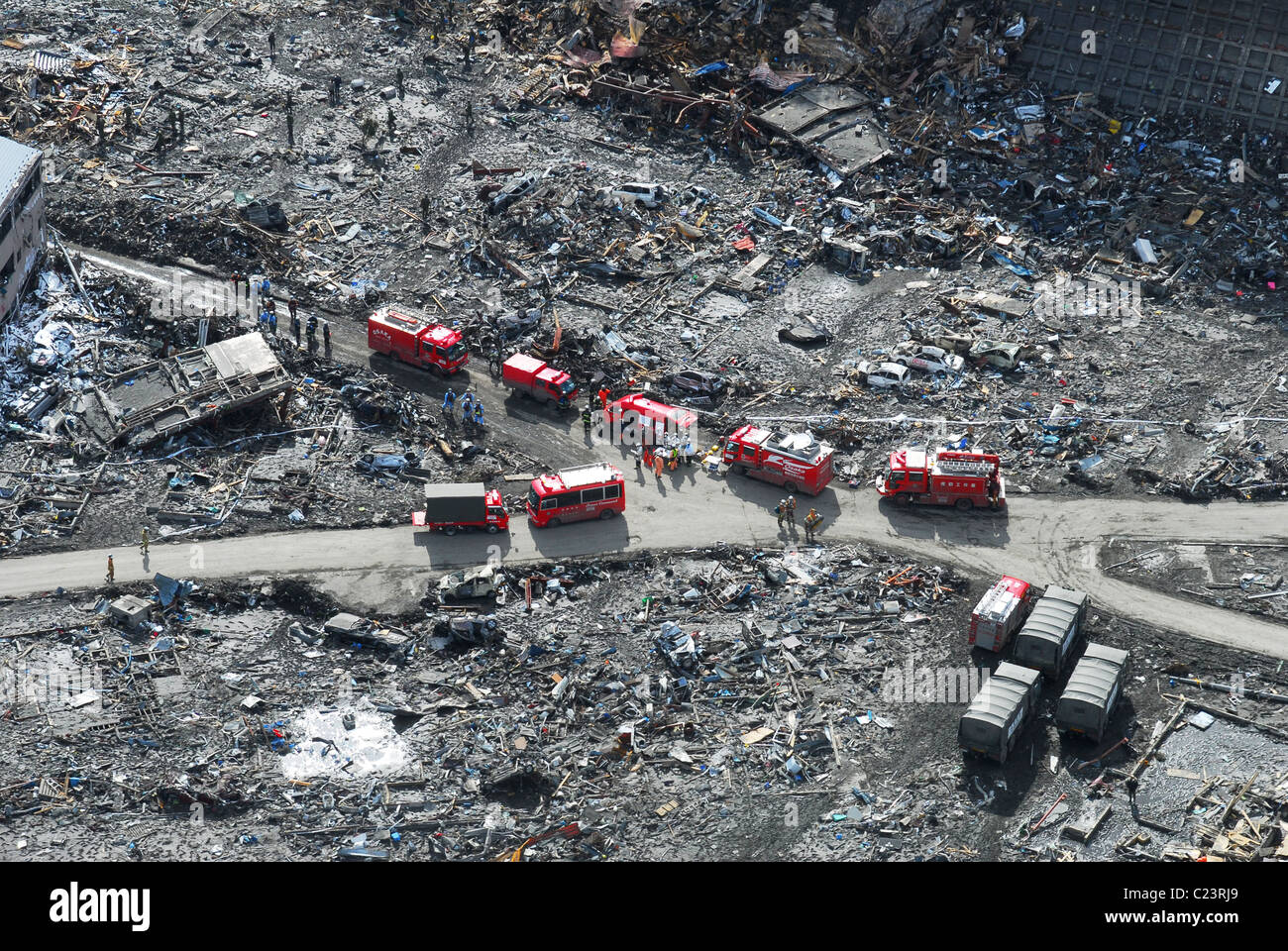 Japan (18. März 2011) Luftbild des japanischen Ground Self-Defense Force Personal und Disaster Relief-Besatzungen suchen SUKUISO Stockfoto