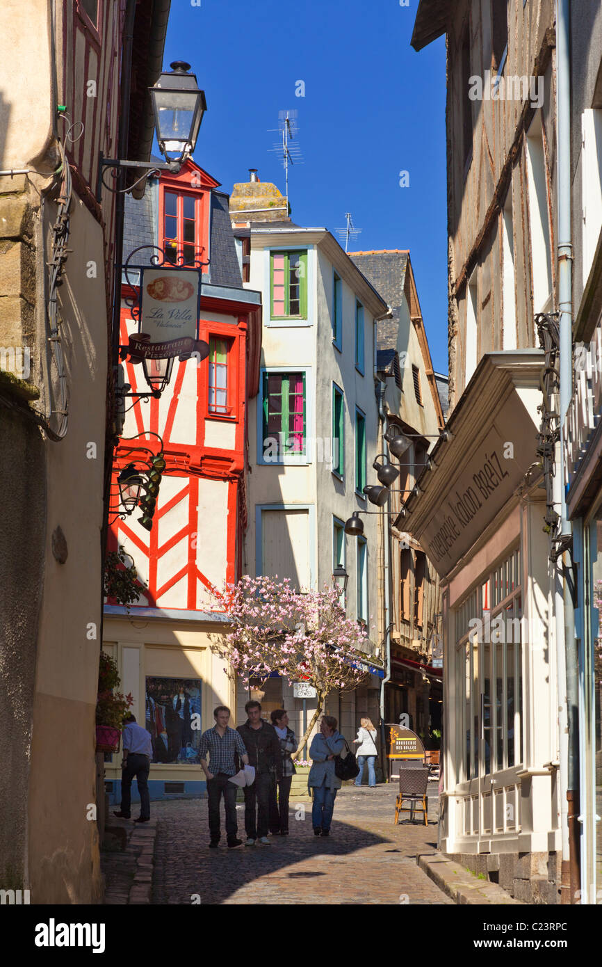Französische Straßenszene, enge Einkaufsstraßen und Gassen von Vannes, Morbihan, Bretagne, Frankreich, Europa Stockfoto