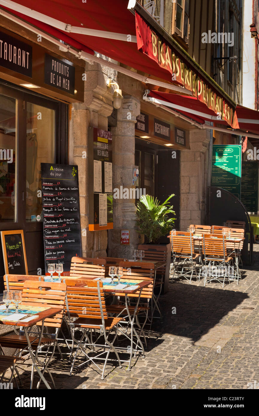 Brasserie-Restaurant in den engen Gassen von Vannes, Morbihan, Bretagne, Frankreich, Europa Stockfoto