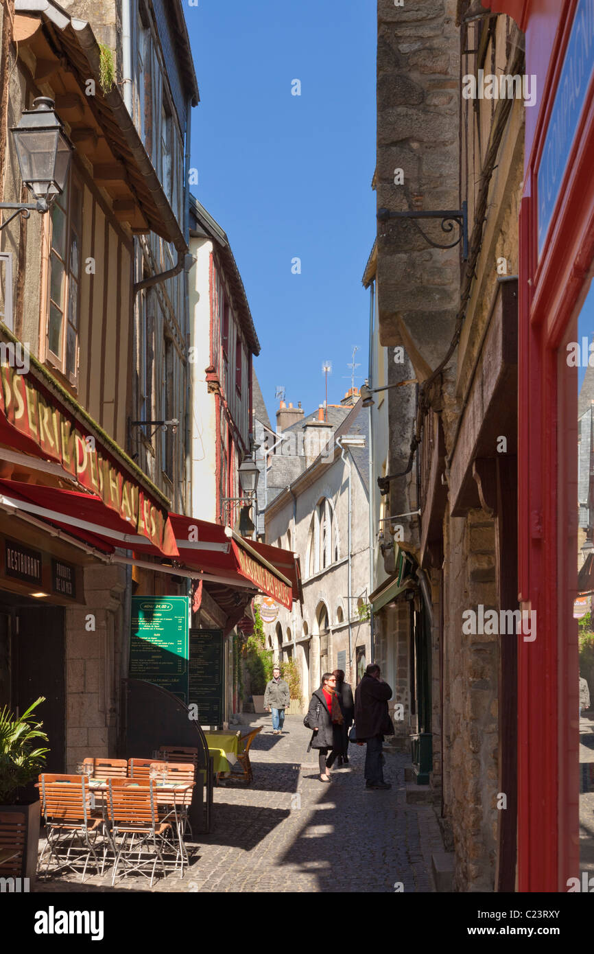 Brasserie in den engen Gassen von Vannes, Morbihan, Bretagne, Frankreich, Europa Stockfoto