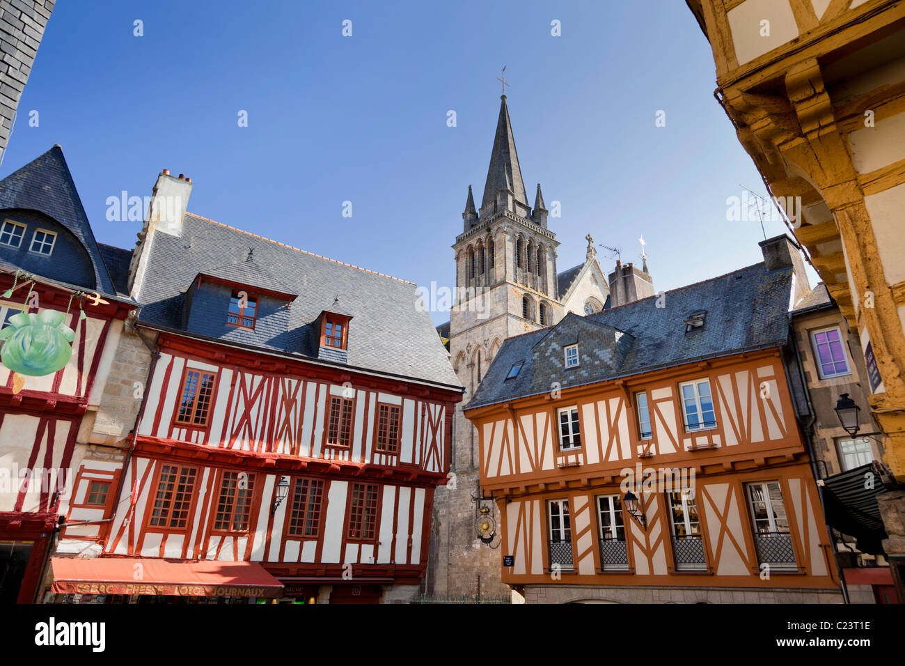 Vannes, Morbihan, Bretagne, Frankreich, Europa: Hotel Henri IV Platz mit mittelalterlichen halbe Fachwerkhaus Gebäude und Kathedrale. Stockfoto