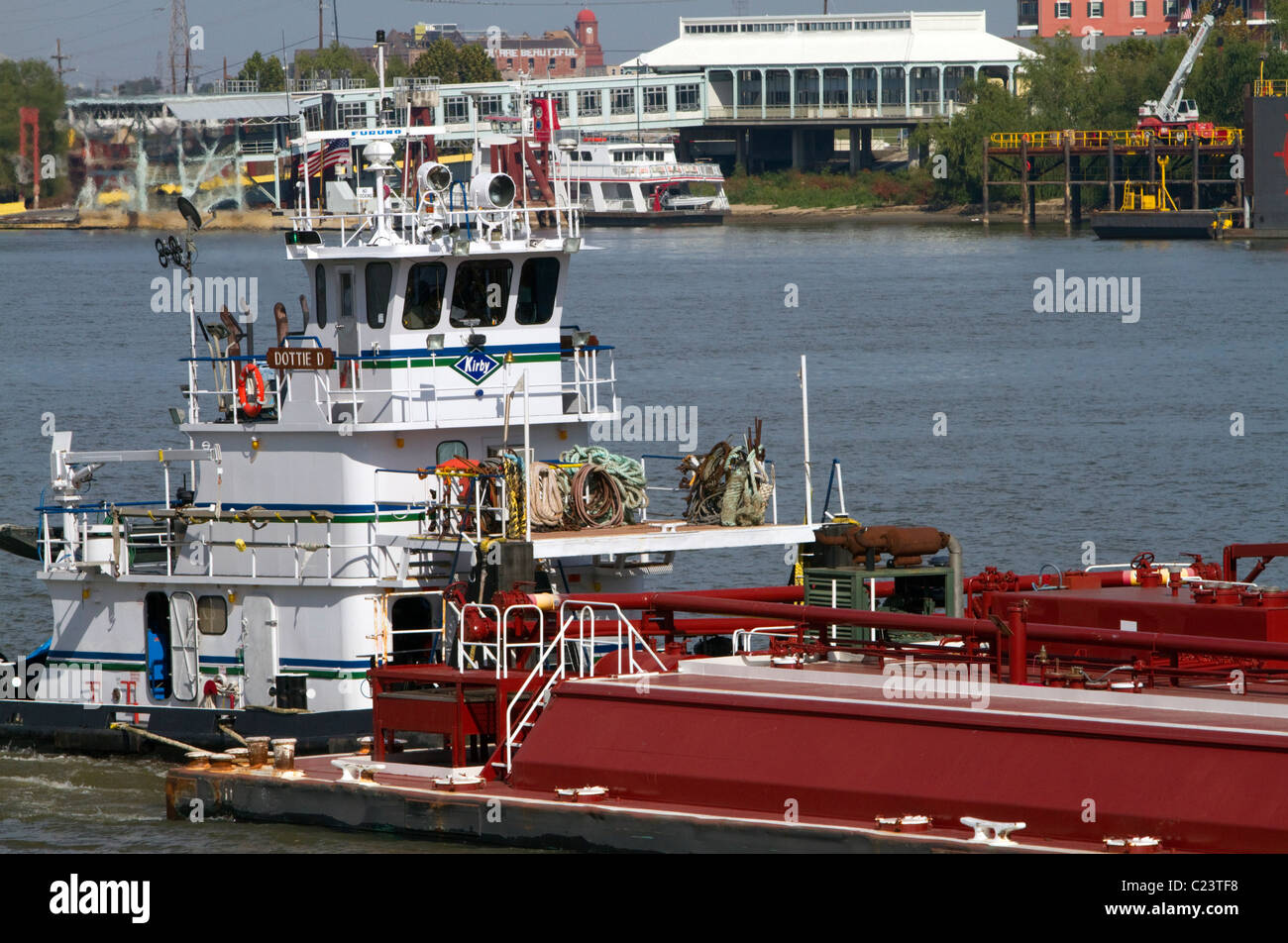 Schlepper und Fluss Lastkahn auf dem Mississippi in New Orleans, Louisiana, USA. Stockfoto