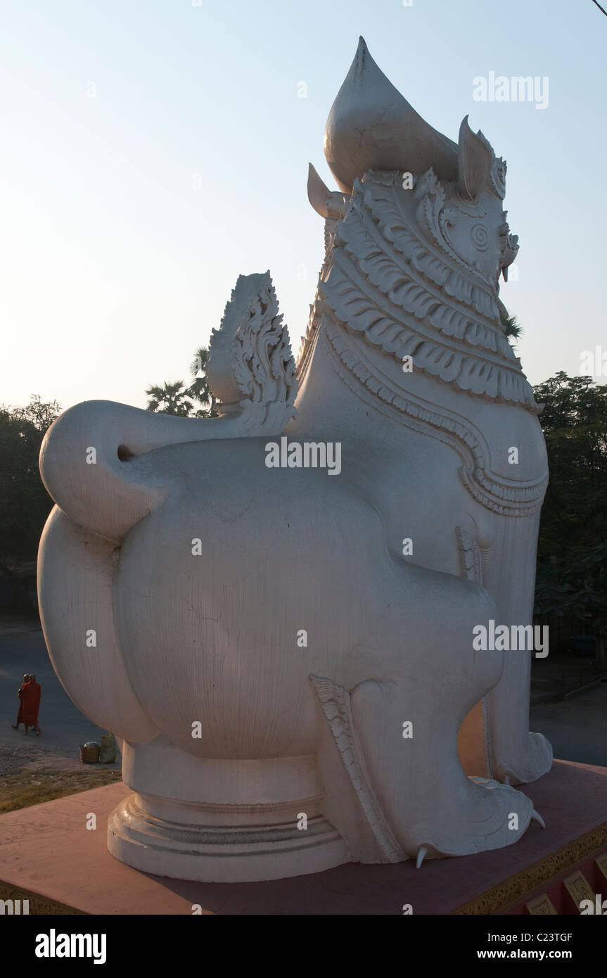 Riesige Statue eines Drachen in Mandalay Hill. Myanmar Stockfoto