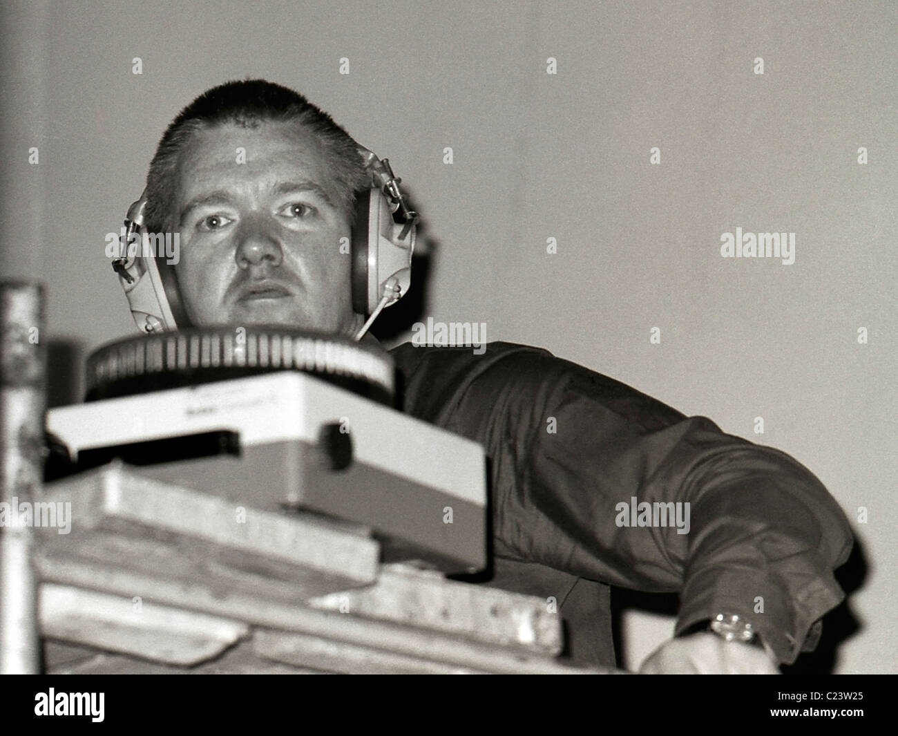 Der britische Architekt Dennis Crompton von Archigram Architekten ein Karussell Projektor mit Kopfhörer an einem Medien zeigen im ICA in London, England, UK 1972 KATHY DEWITT Stockfoto