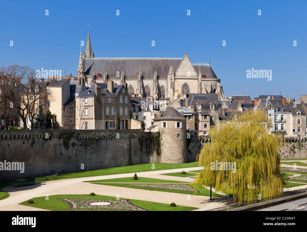 Stadtmauern, angelegten Gärten und Kathedrale von Vannes, Morbihan, Bretagne, Frankreich Stockfoto