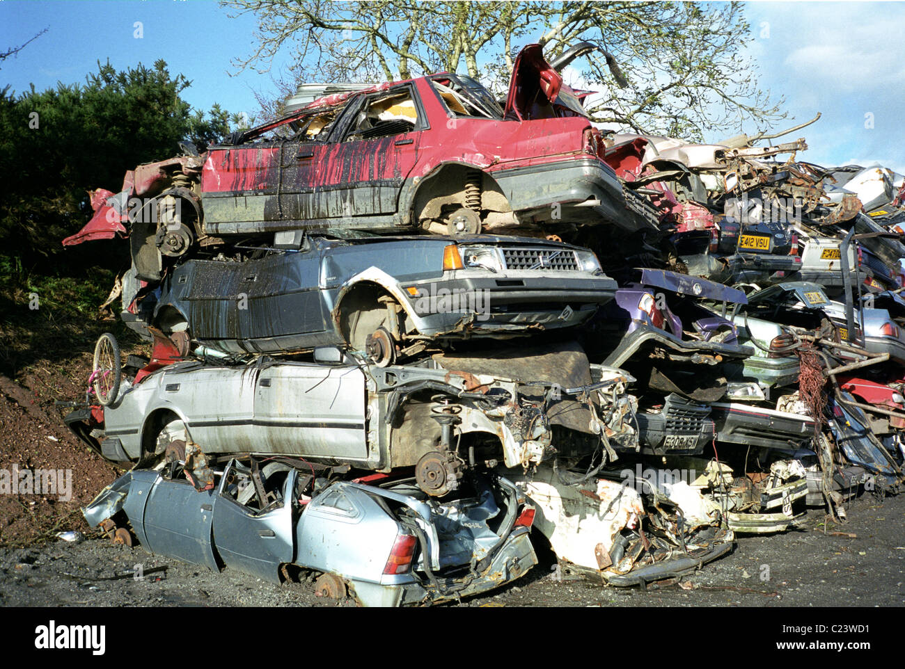 Auto Wreckers Hof mit Autowracks, die übereinander gestapelt Stockfoto