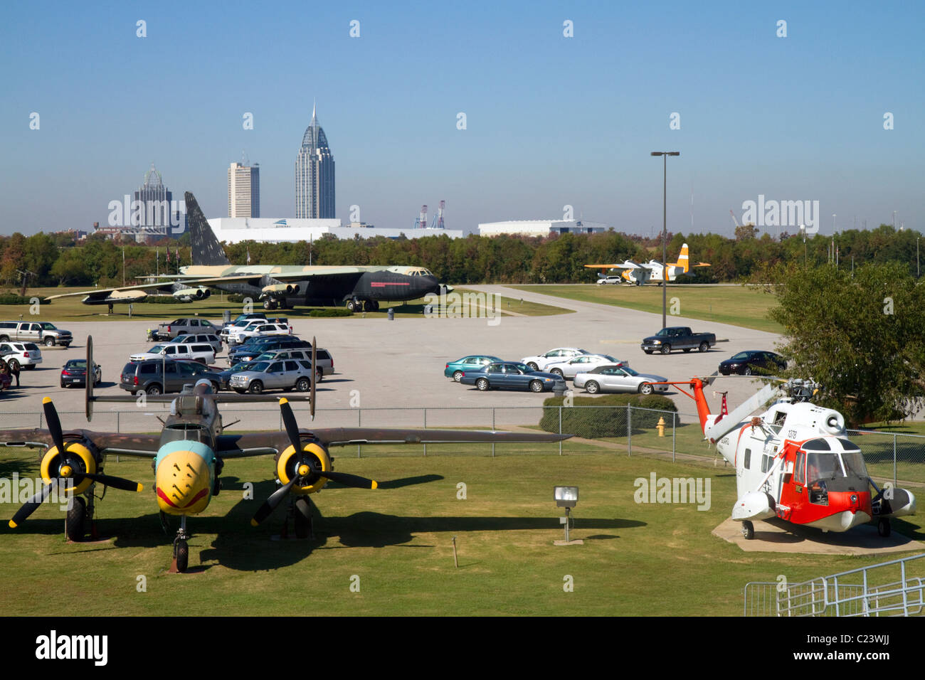 Militärische Flugzeuge auf dem Display im Battleship Memorial Park, Mobile, Alabama, USA. Stockfoto