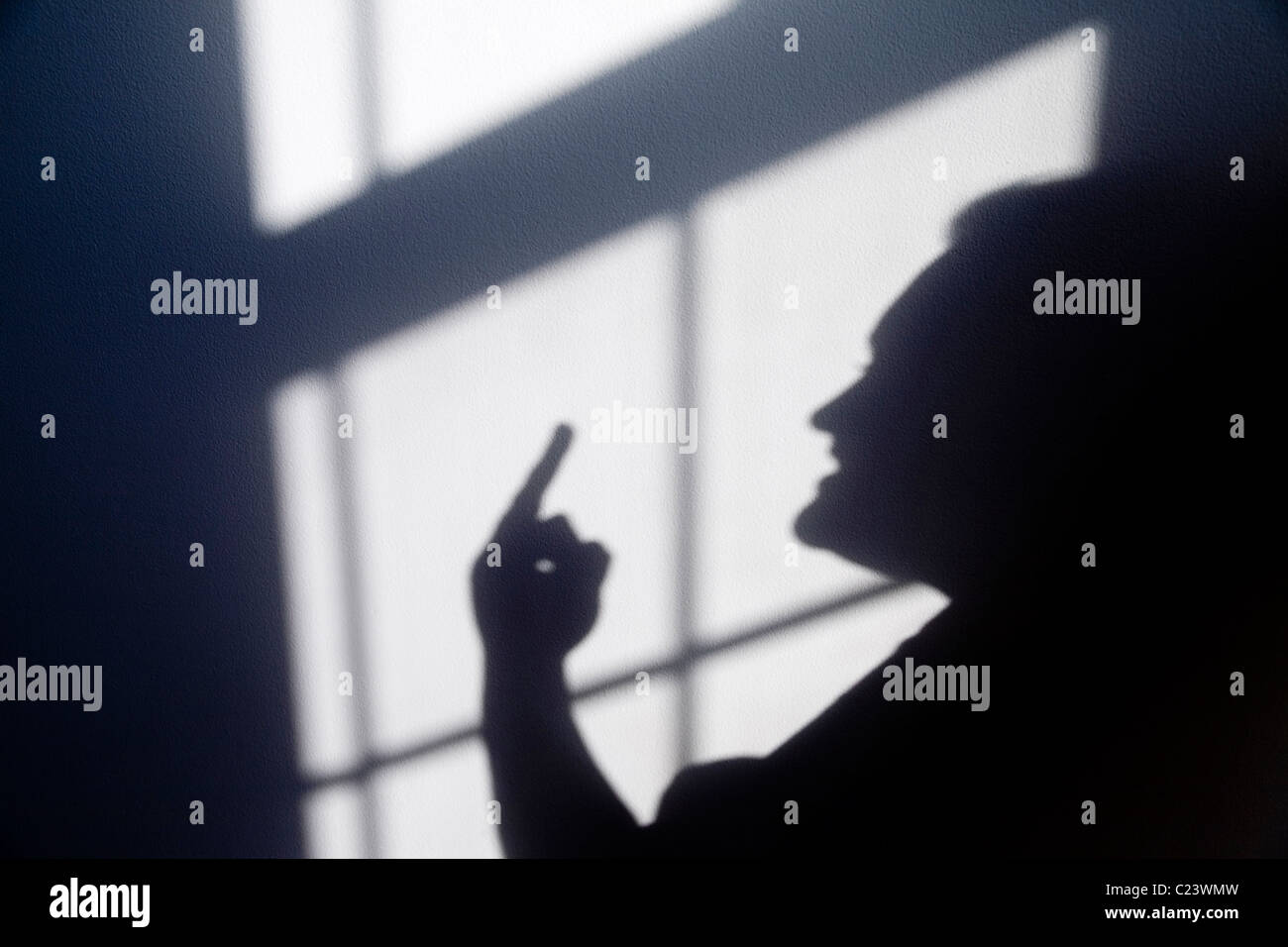 Person, die Schatten mit einer Handbewegung Fluch. Stockfoto