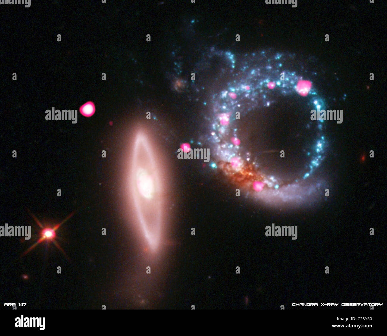 Riesiger Ring von schwarzen Löchern paar von wechselwirkenden Galaxien Stockfoto