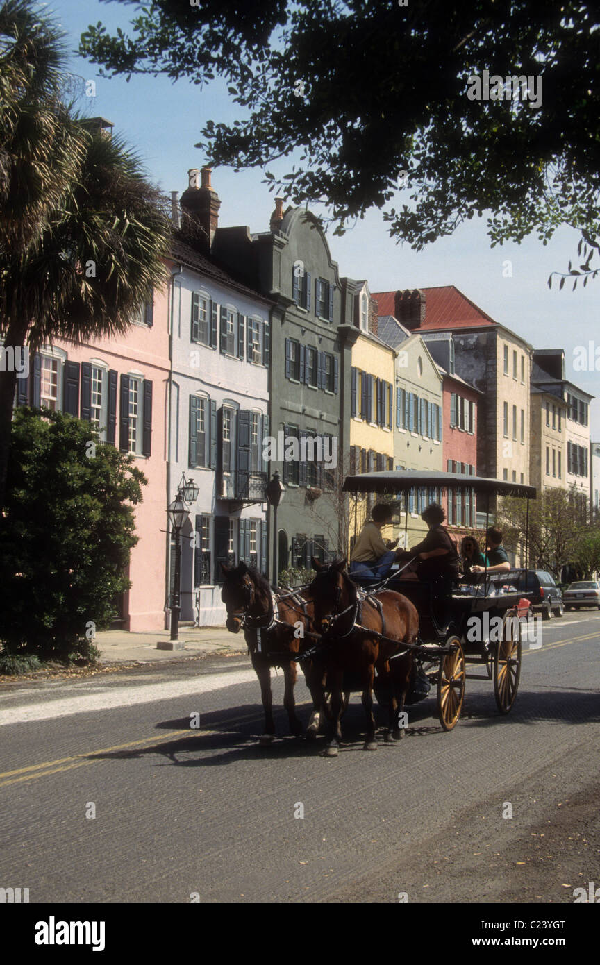 Touristen in Pferd gezogen Carrriage Ansicht der berühmte und historische Rainbow Row in Charleston, SC. Stockfoto