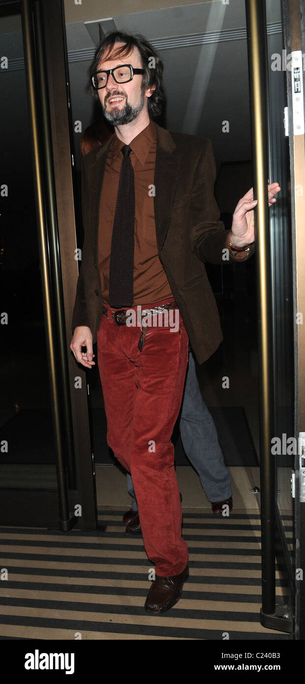 Jarvis Cocker verlässt die May Fair Hotel nach der Änderung sein Outfit London, England - 24.10.09 WENN.com Stockfoto