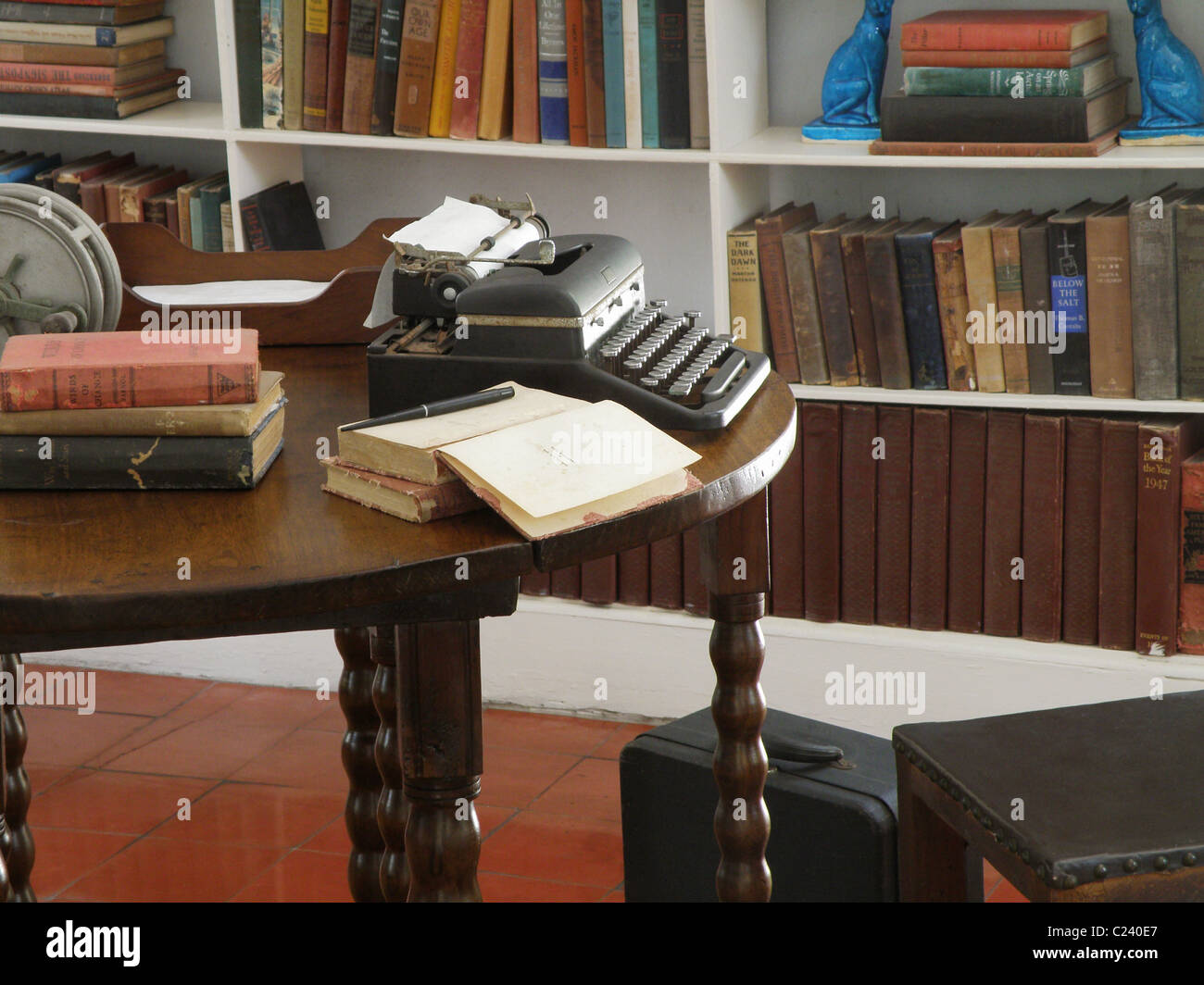 Ernest Hemingways private Höhle und Schreibzimmer. Seine Schreibmaschine sitzt in diesem Retreat am Hemingway Haus in Key West, Florida. Stockfoto