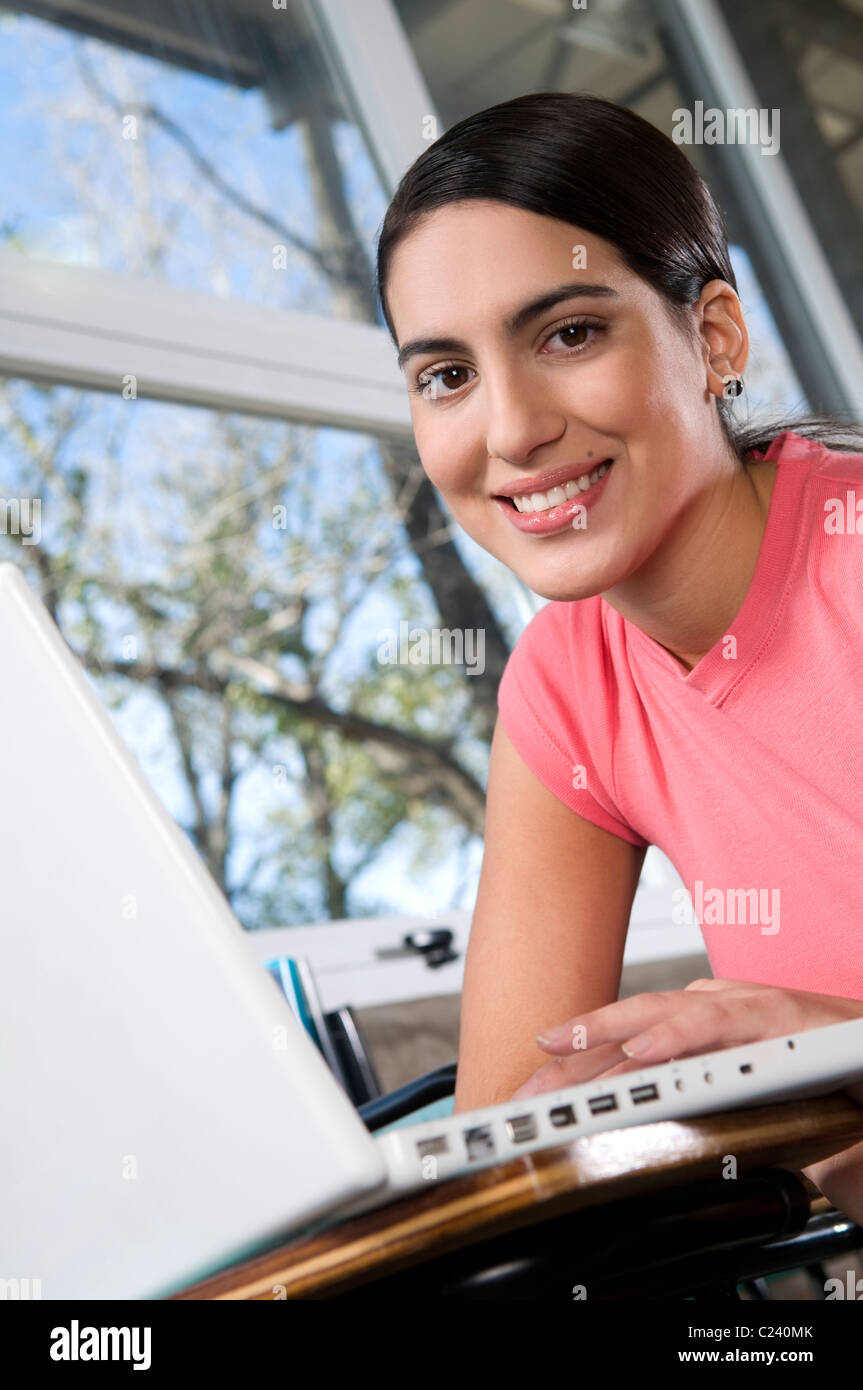 Student, schlafen, Universität, Klassenzimmer, müde, am, Campus, Lifestyle, Blick, in die der Kamera. Stockfoto