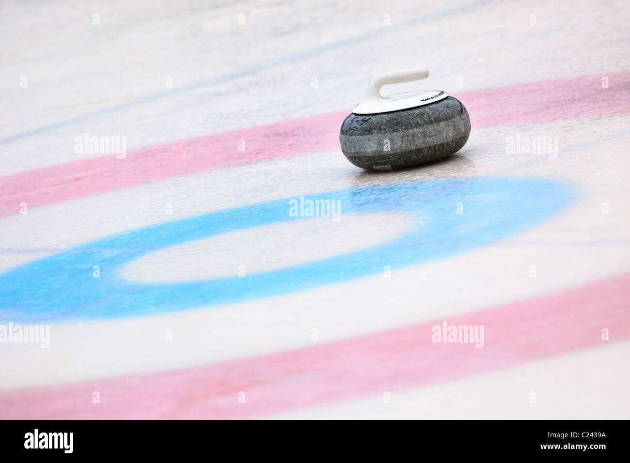 Curling-Rock und Ringe auf dem gefrorenen Assiniboine River. Stockfoto