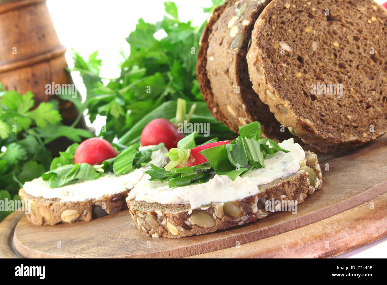 Bärlauch-Brot mit Quark, Bärlauch und Radieschen Stockfotografie - Alamy