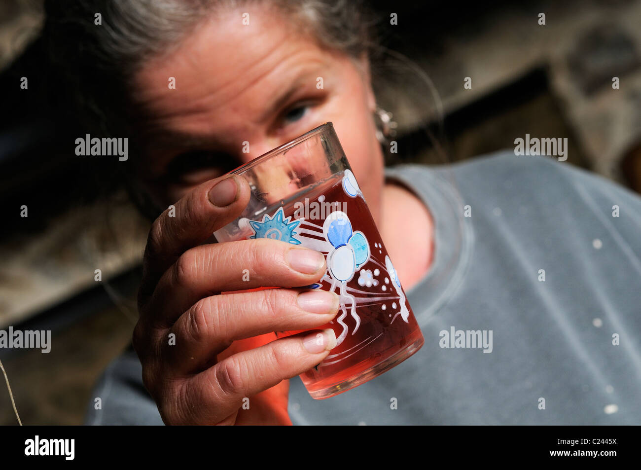 Stock Foto einer Frau mit einem Glas Wein. Stockfoto