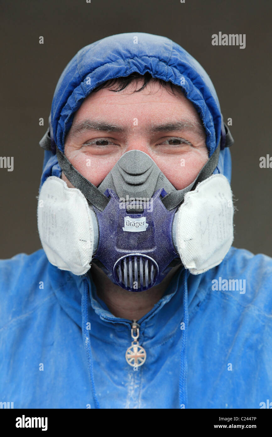 Maler und Dekorateur tragen Schutzmaske beim Schleifen von Wänden  Stockfotografie - Alamy