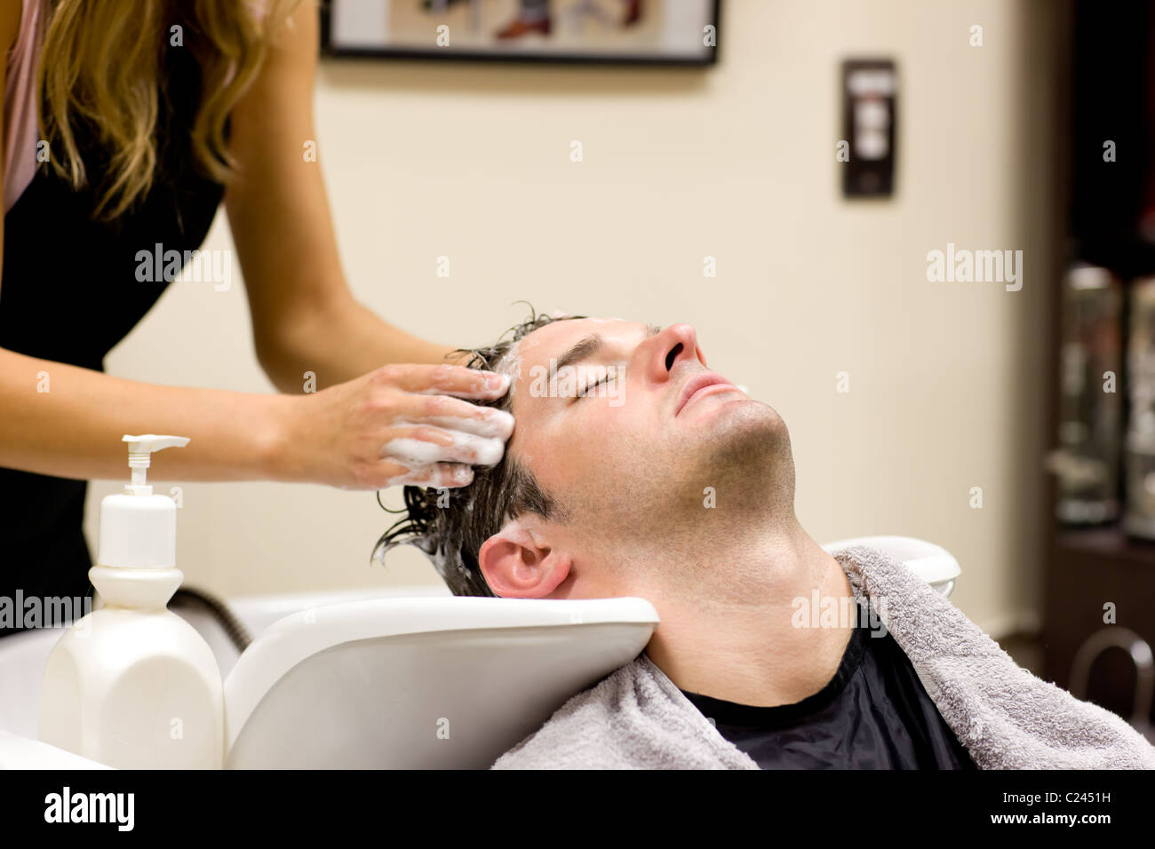 Attraktiver Mann mit einem shampoo Stockfoto
