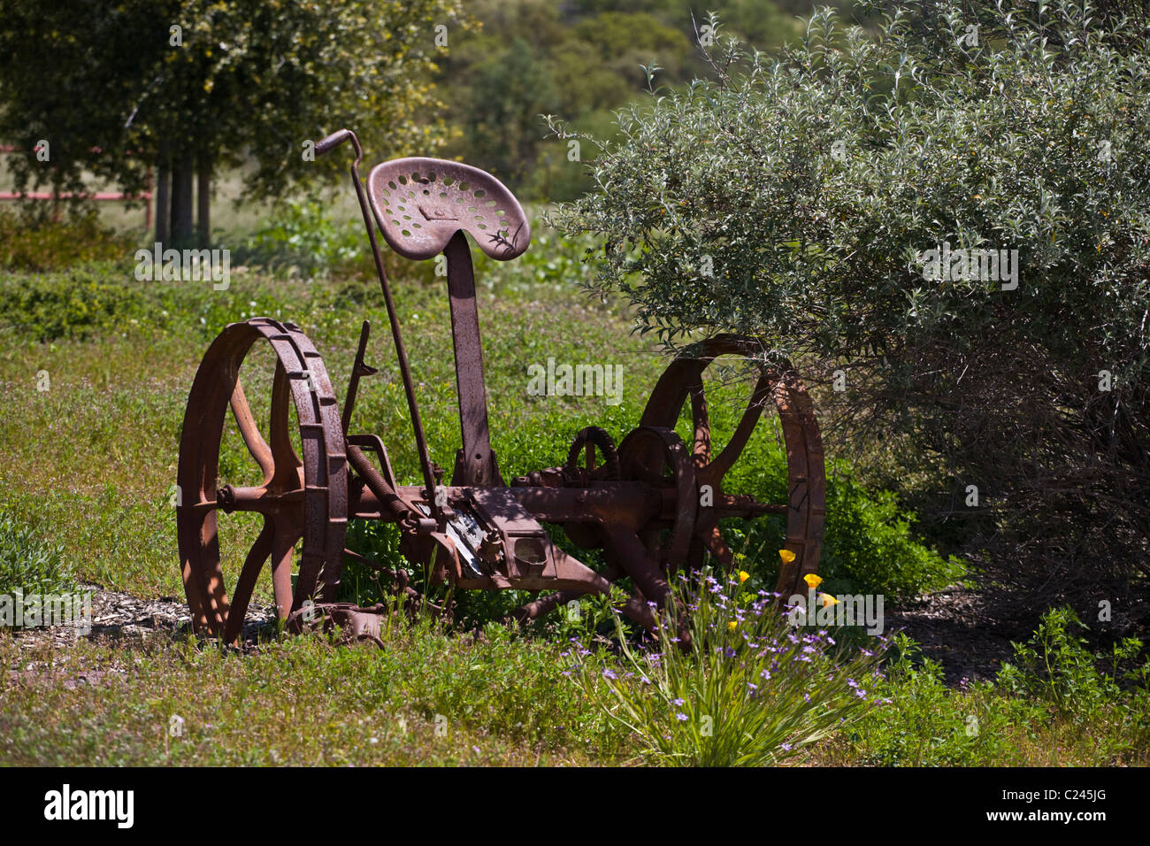 Eine alte Traktor Sitz auf der RS GUEST RANCH, einer Rinderfarm und Jagdschloss - PAICINES, Kalifornien Stockfoto