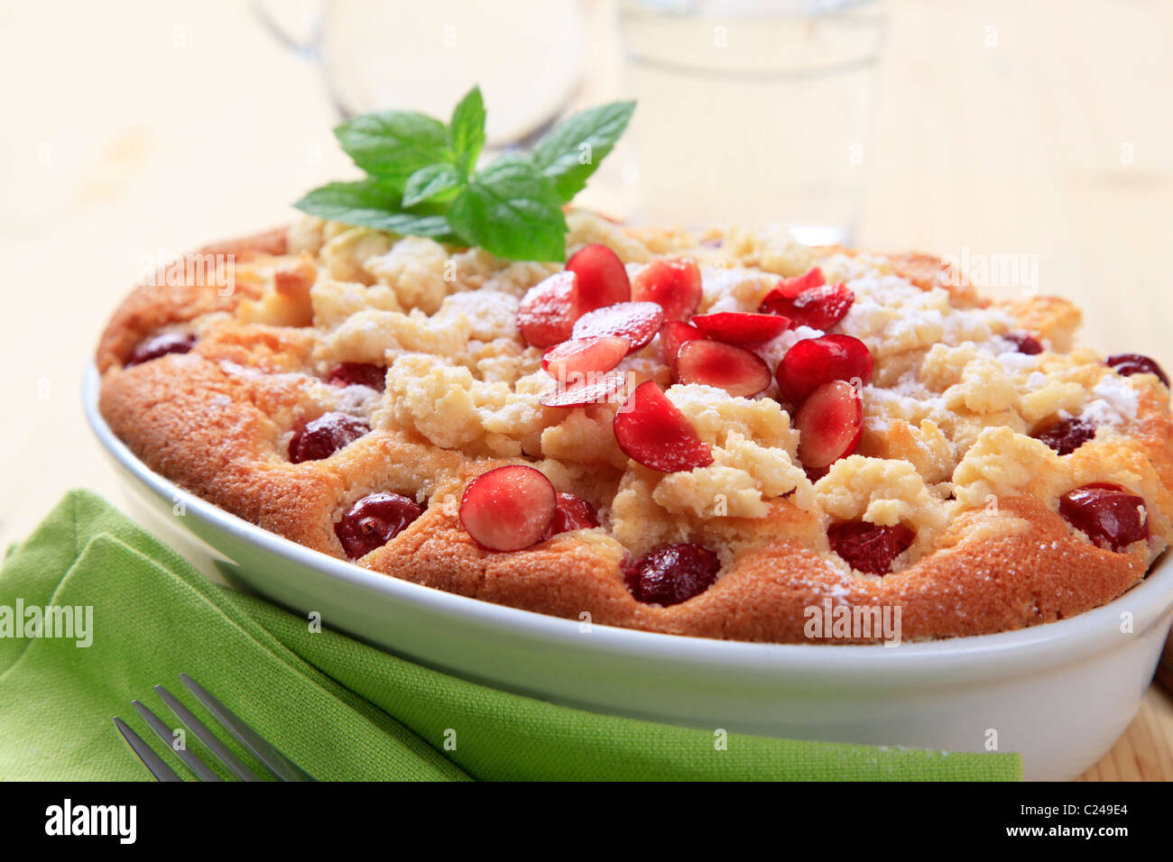 Kirsche Biskuit mit Krume Topping - detail Stockfoto