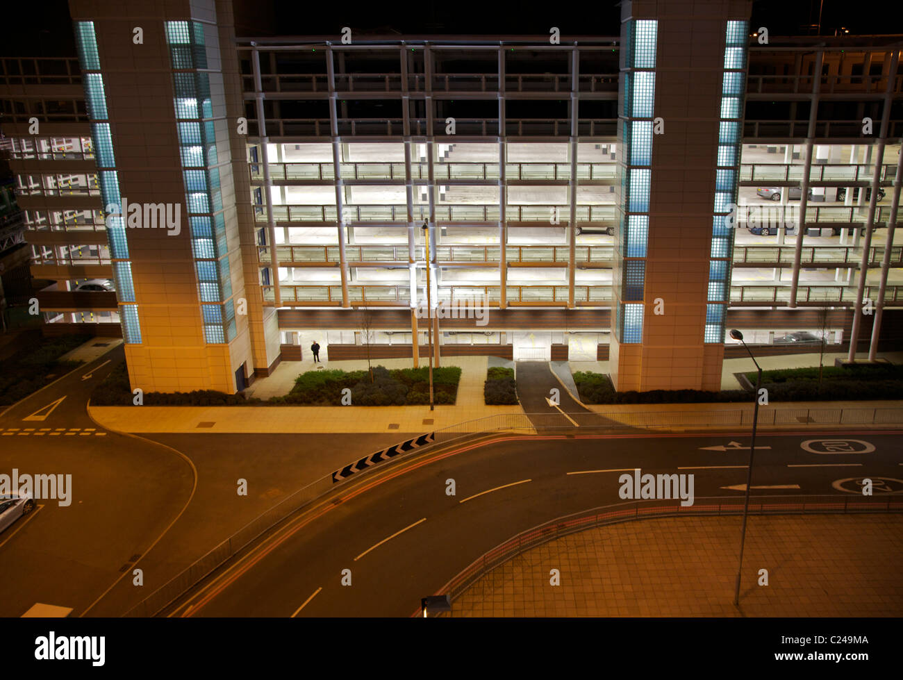 Birmingham Flughafenparkplatz mit einsamer Mann Stockfoto