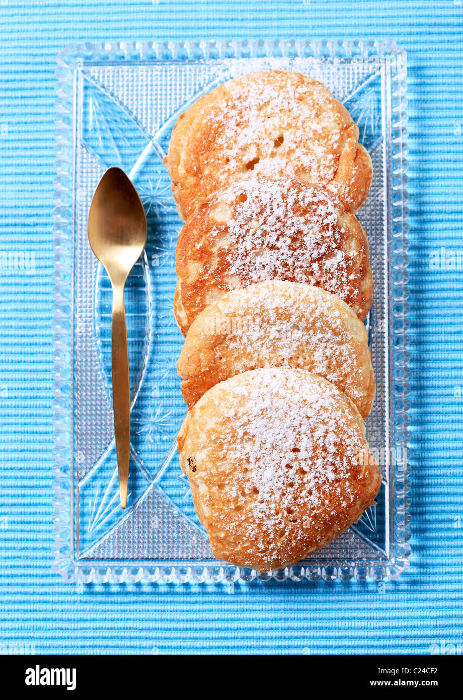 Pfannkuchen, bestreut mit Puderzucker - overhead Stockfoto