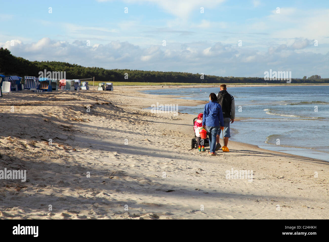 junge Familie am Strand von Thiessow Stockfoto