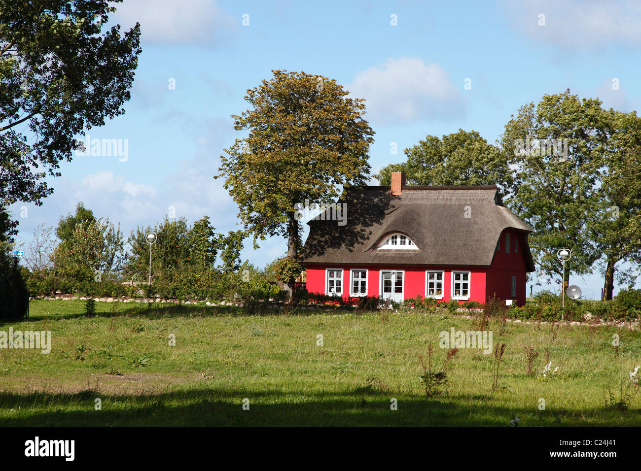 Traditionellen Reetdachhaus in Putgarden; Haus Mit Reetdach in Putgarden Stockfoto