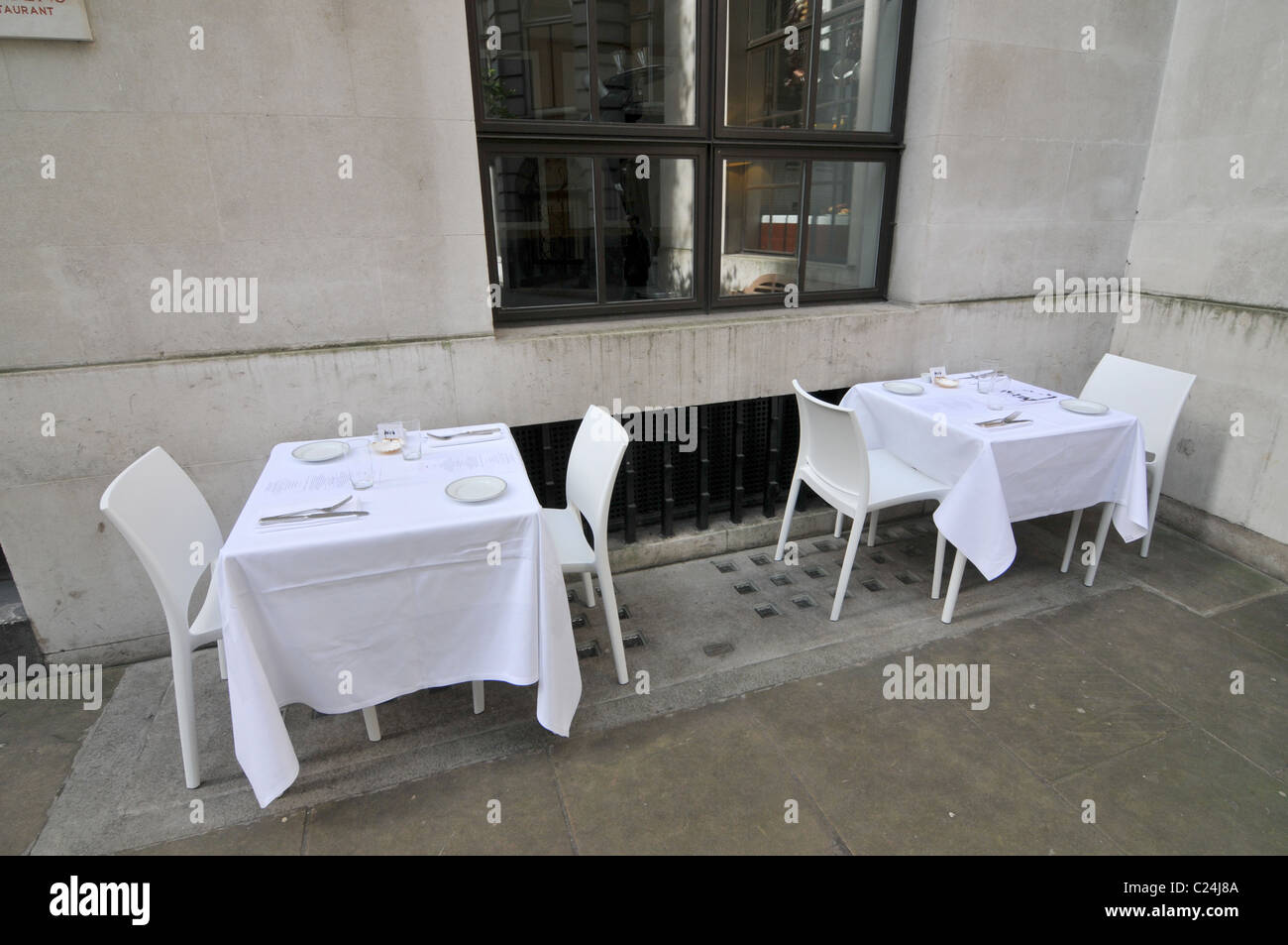 Leere Tabellen Restaurant Gedeck einsam traurig weiß Stockfoto