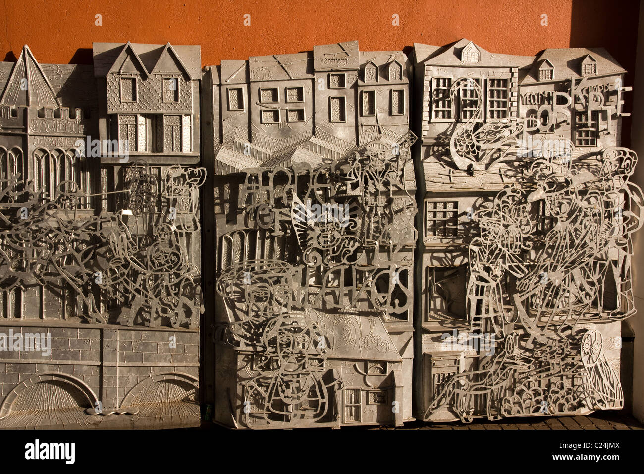 Metall Skulptur Wall Art, lokale Besonderheiten und Bauten, die vom Künstler Ben Coode-Adams, King Street, Melton Mowbray, Leicestershire, England, Großbritannien Stockfoto