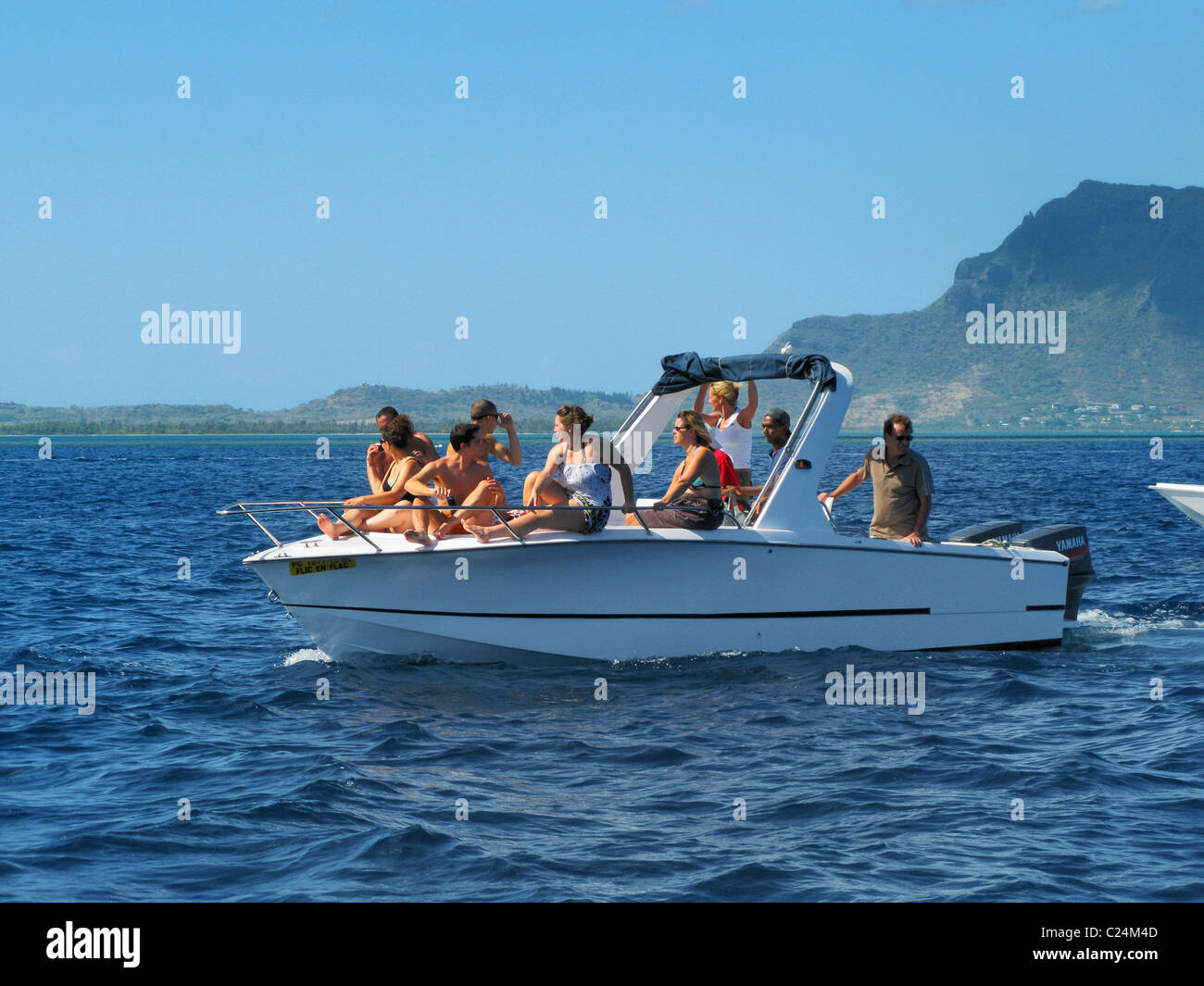 Touristen, Schnorcheln und Schwimmen mit Delfinen in der Baie De La Grande Rivière Noire, La Preneuse, Black River, Mauritius. Stockfoto