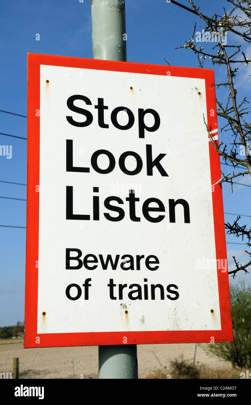 Stop Look hören Vorsicht Züge Warnzeichen bei einem Bahnübergang, Harston, Cambridgeshire, England, UK Stockfoto