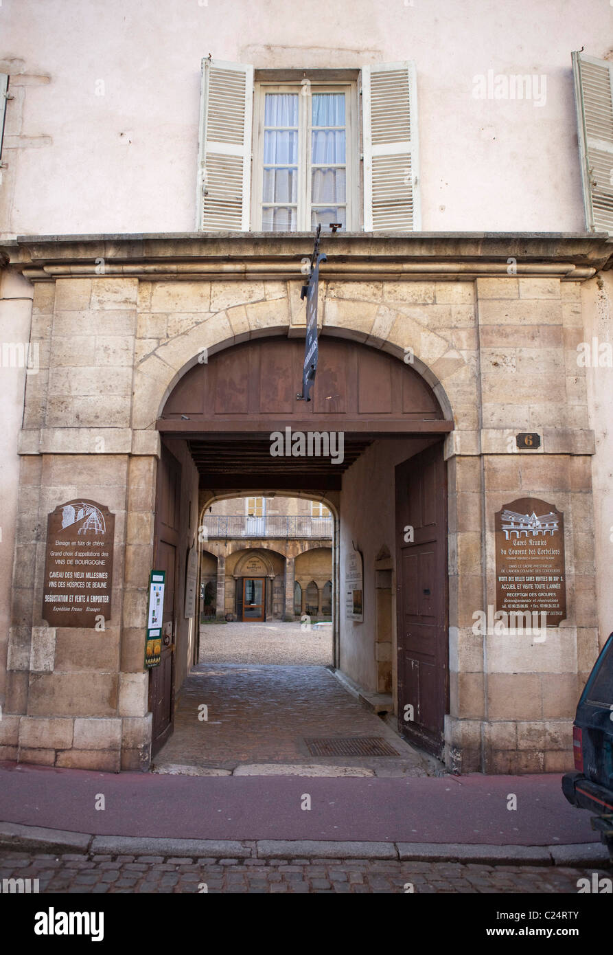 Eingang der Höhle des Cordeliers in der Nähe von Hospices de Beaune, Beaune, Cote d ' or Frankreich 1105938 Chablis Stockfoto