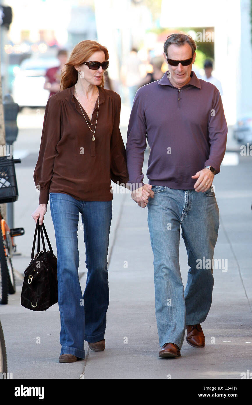 Marcia Cross und Ehemann Tom Mahoney gehen zurück zu ihrem Auto nach dem  Besuch der AFK Möbel für Kinder Los Angeles Stockfotografie - Alamy
