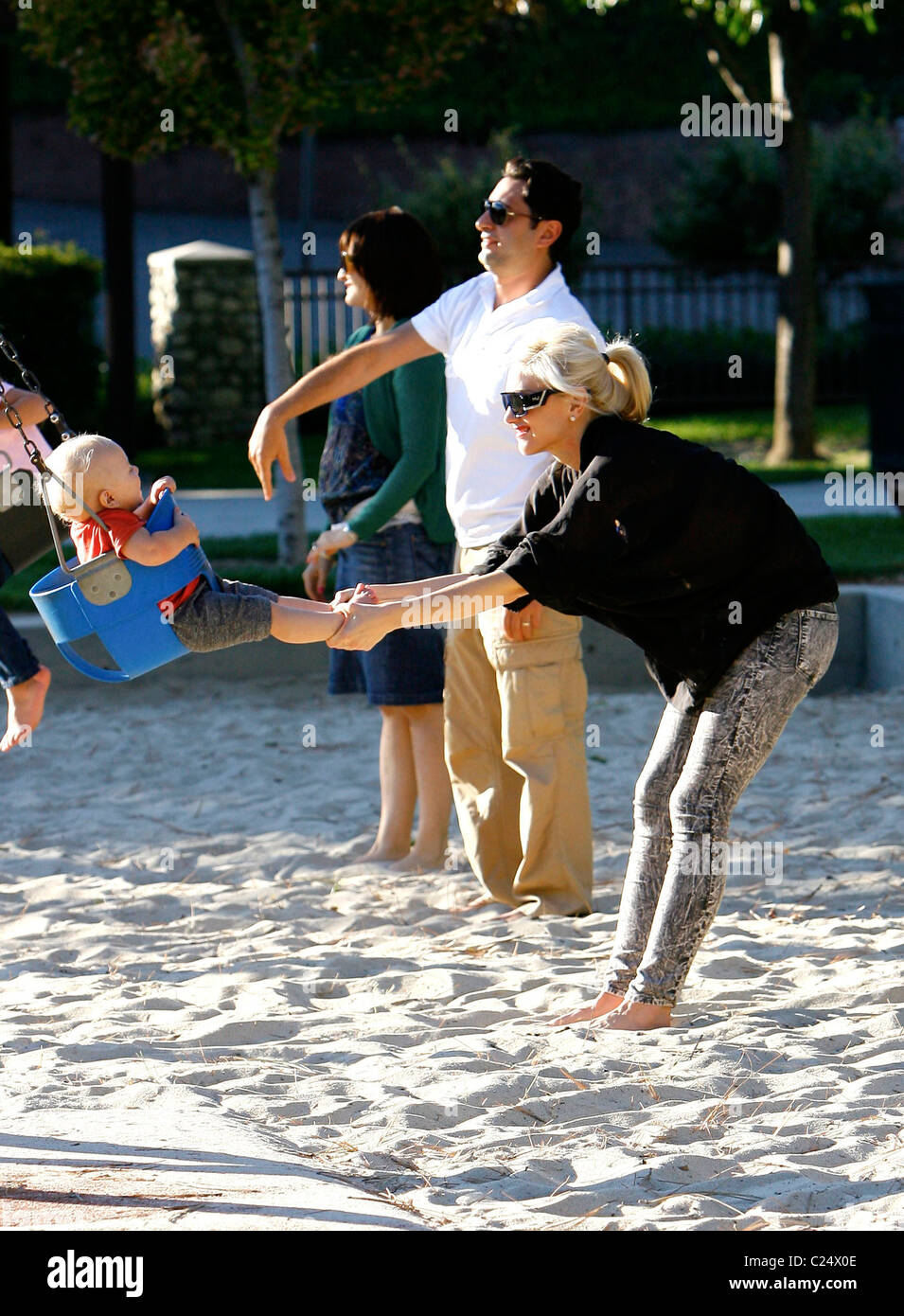 Gwen Stefani an Beverly Hills Park schieben ihren Sohn Zuma auf einer Schaukel Los Angeles, Kalifornien - 01.11.09: Stockfoto