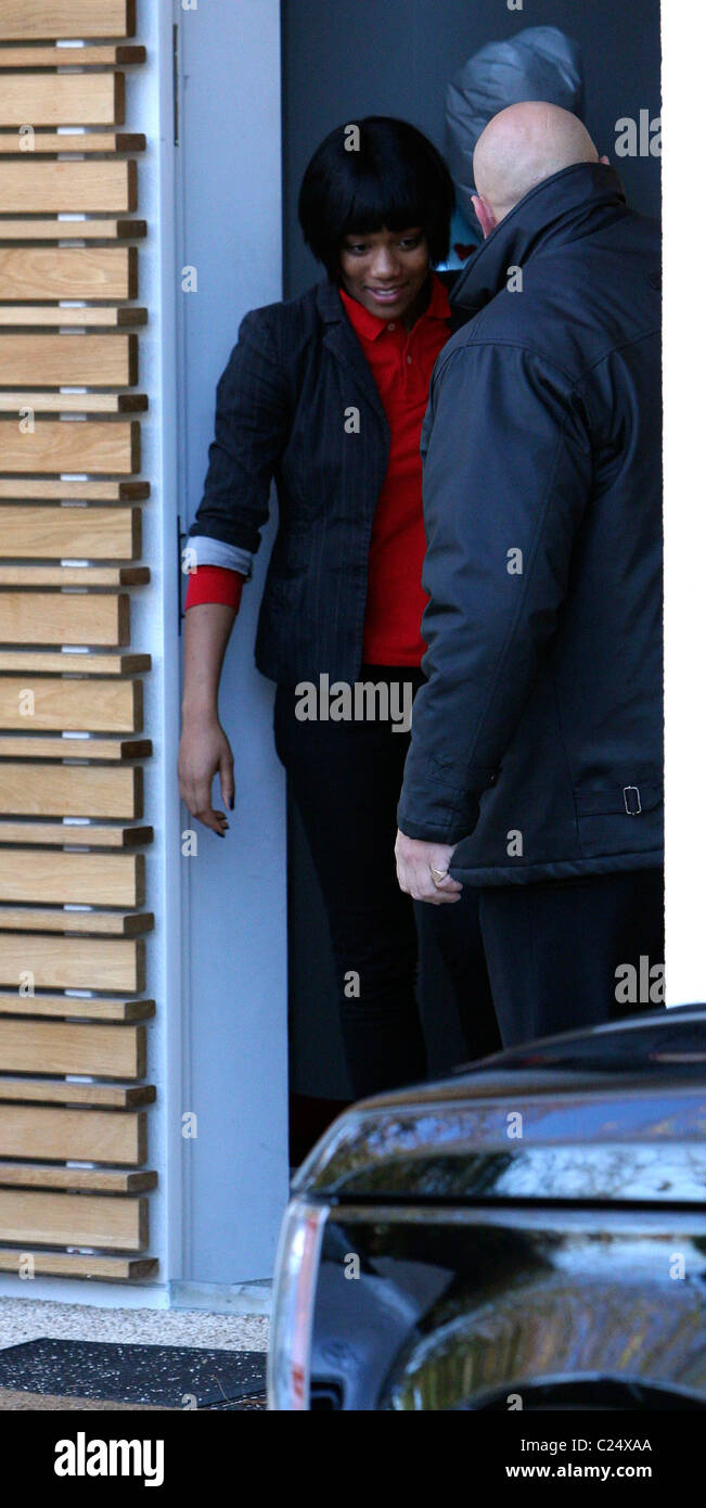 Rachel Adedeji verlässt das 'X Factor'-Haus nach der gestrigen Live-Show London, England - 02.11.09 abgewählt werden Stockfoto