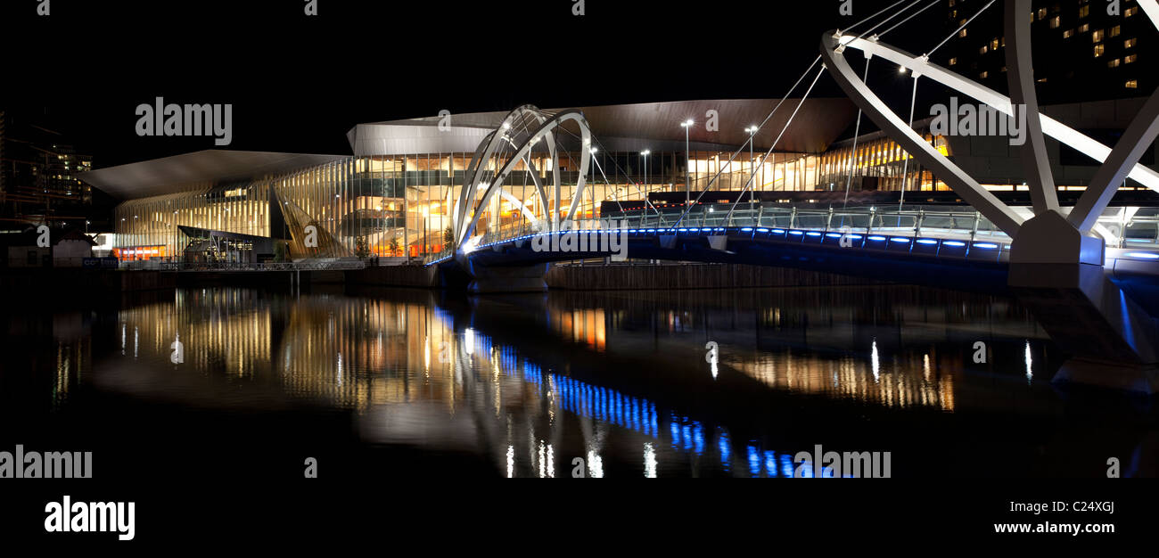 Melbourne-Stadt-Lichter in der Nacht über den Yarra River des Messegeländes. Victoria, Australien Stockfoto