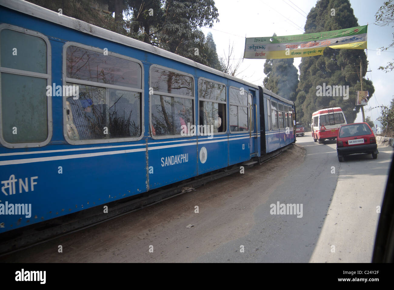 Die blauen Spielzeugeisenbahn verläuft entlang einer Straße in Darjeeling, Westbengalen, Indien. Stockfoto