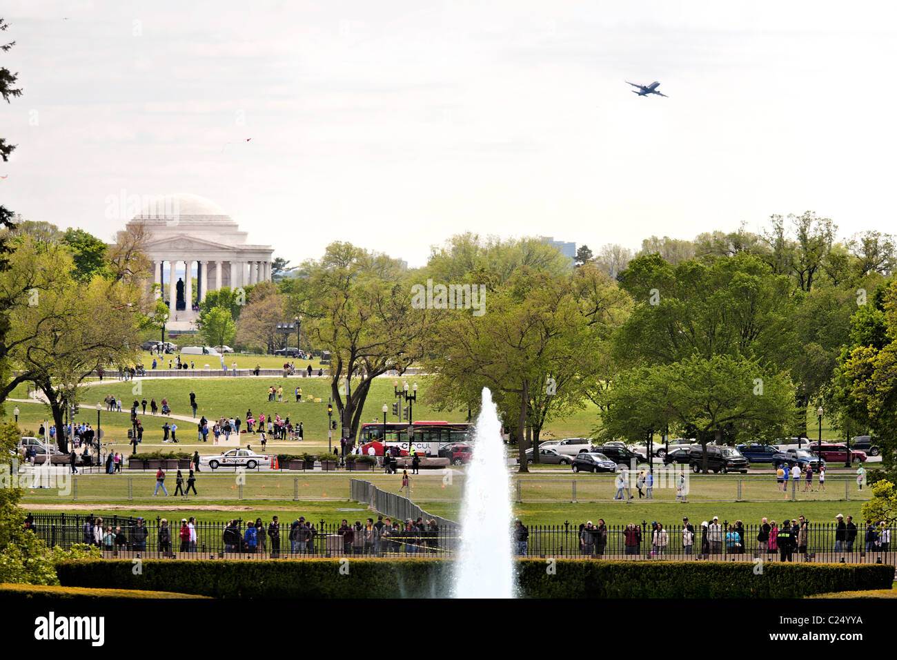 Blick vom weißen Haus zum Jefferson Memorial auf der National Mall. Ein Flugzeug nähert sich. Washington DC-Touristen. Stockfoto