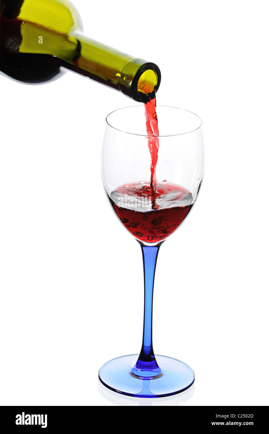 Weinglas mit Rotwein isoliert auf weißem Hintergrund Stockfoto