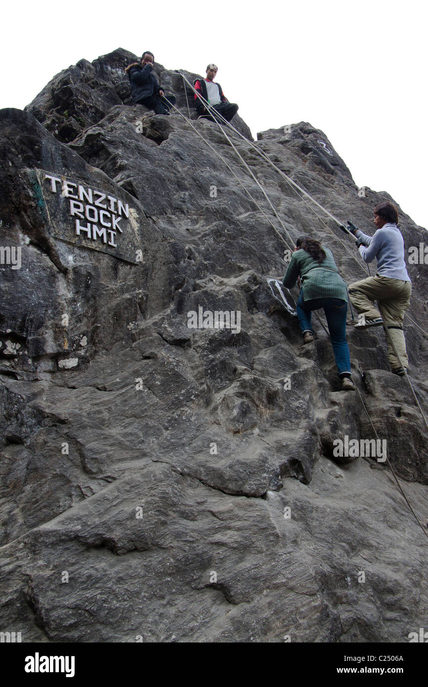 Auszubildende der Himalayan Mountaineering Institute im Tenzing Rock in Darjeeling, Westbengalen, Indien. Stockfoto