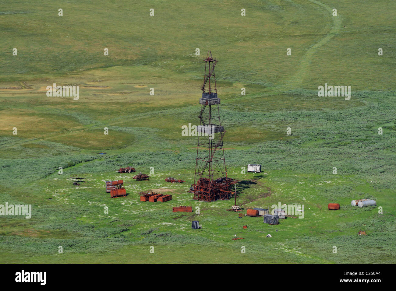 Aufgegeben, Bohrausrüstung in der Tundra. Nenzen autonomer Okrug, Oblast Archangelsk, Russland, ein Luftbild im Sommer. Stockfoto