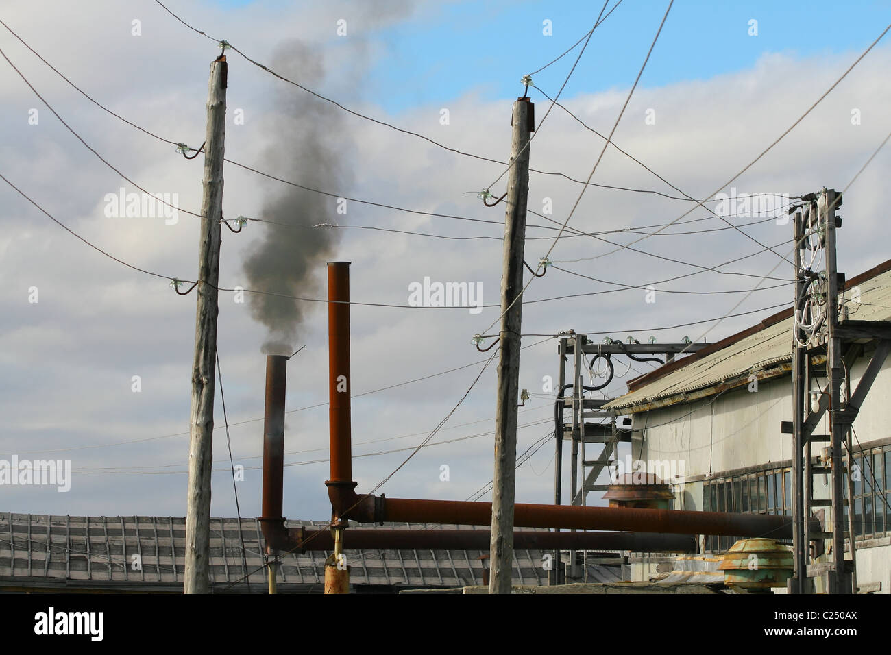 Schwarzer Rauch aus dem Auspuff eines stationären Diesel-Generators. Siedlung Mys-Stein, Jamal-Halbinsel, Russland Stockfoto