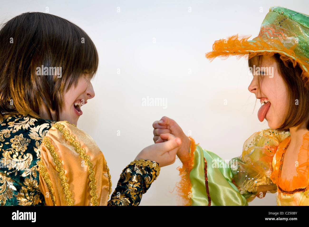 Spaß der kleinen Mädchen in der Karneval Kleidung Stockfoto