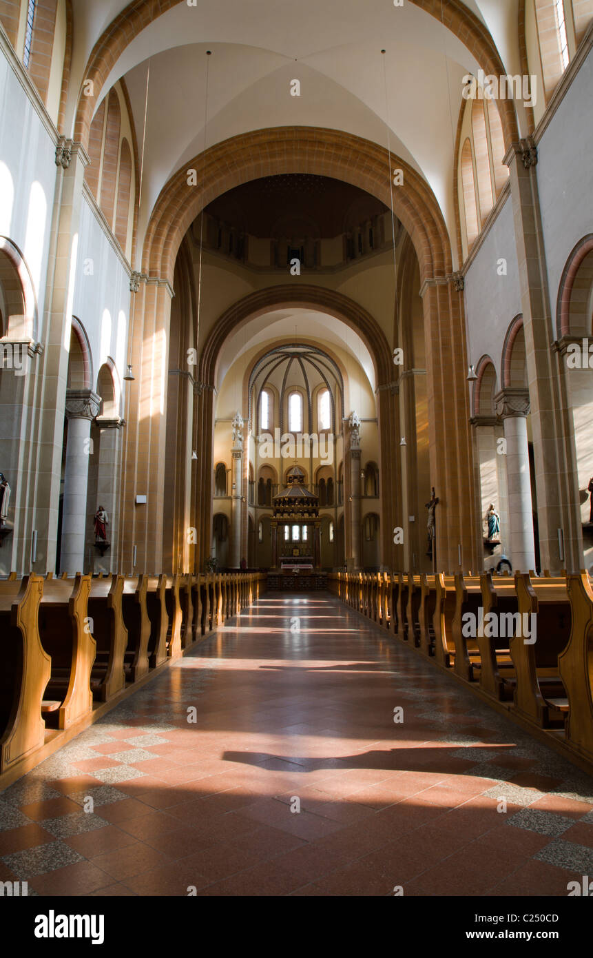 Wien - Interieur der Kirche st. Franziskus Stockfoto