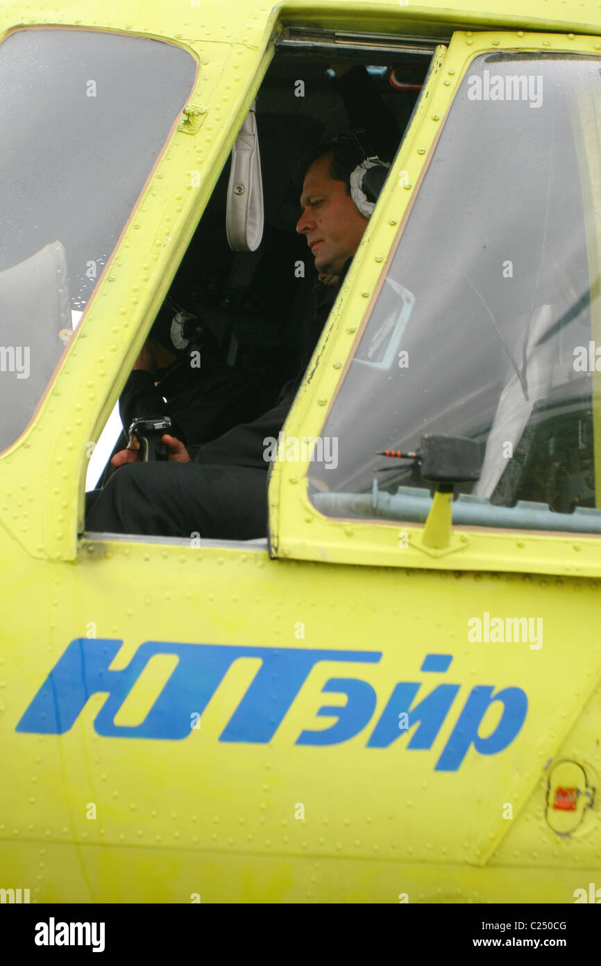 in der Helikopter Cockpit Kapitän des Flugzeuges für den Start vorbereitet. Jamal-Halbinsel, Russland Stockfoto