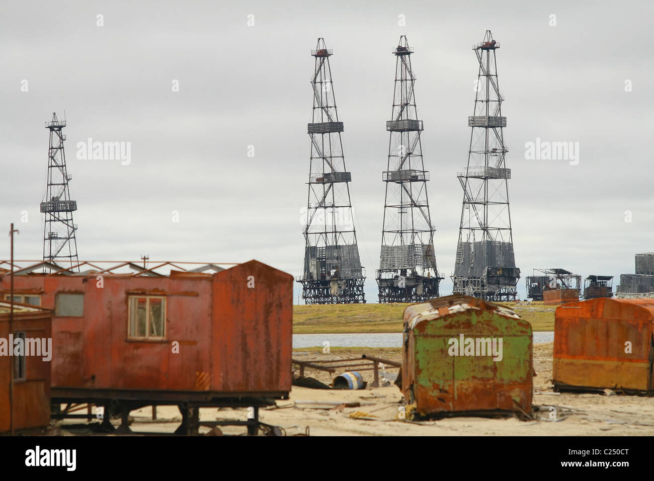 Lagerung von Bohrgeräten in der Siedlung Sabetta. Jamal-Halbinsel, Russland Stockfoto