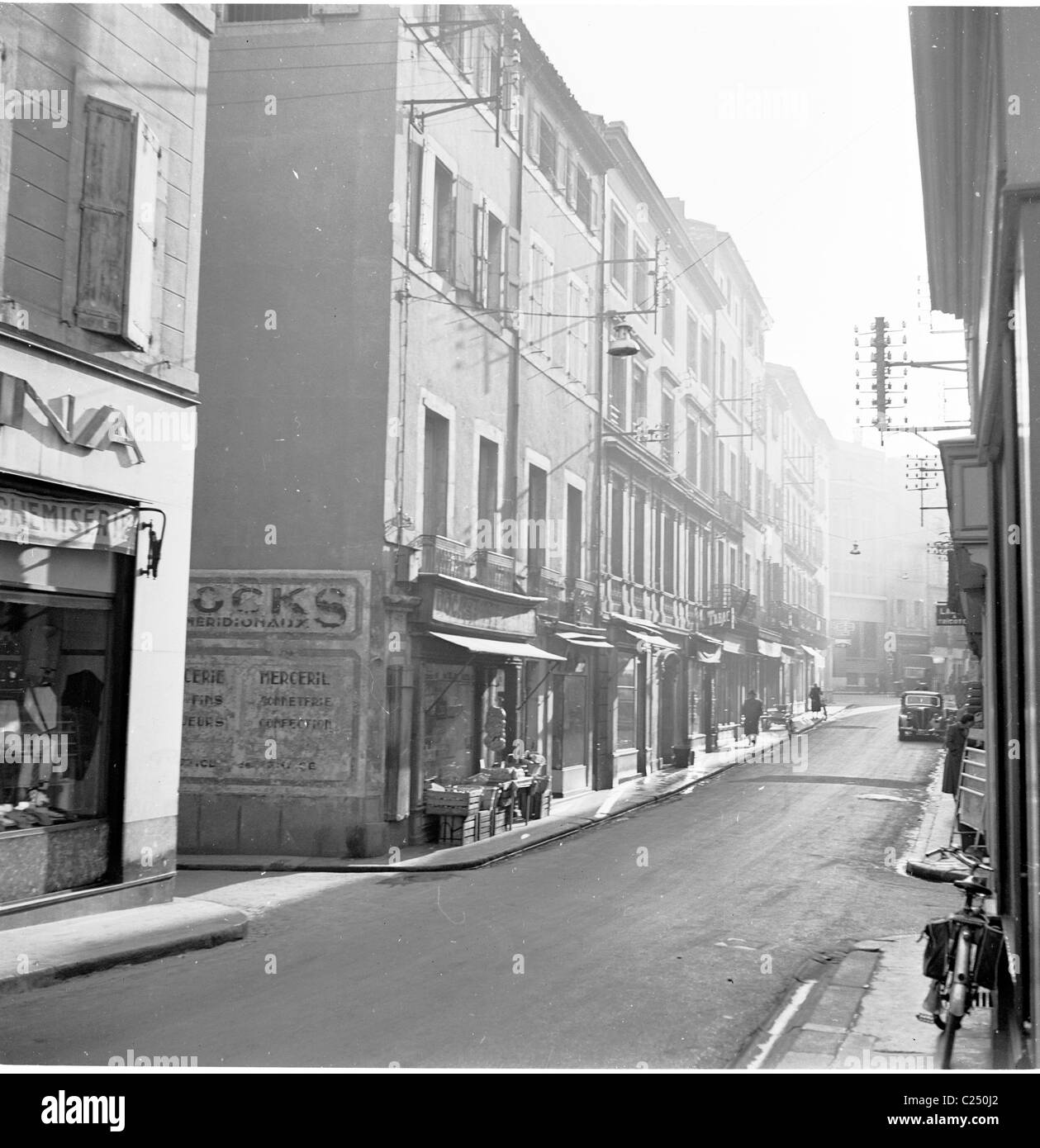 1950er Jahren Frankreich.  Licht tritt in eine leere Seitenstraße in Castres in diese historische Aufnahme J Allan Cash. Stockfoto