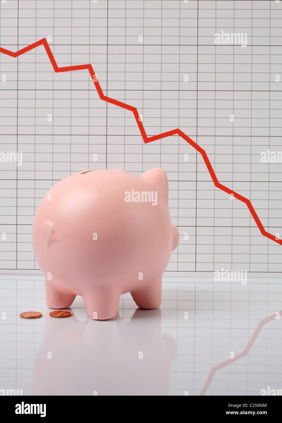 Rosa Schweinchen Blick auf schlechte finanzielle Tabelle Stockfoto